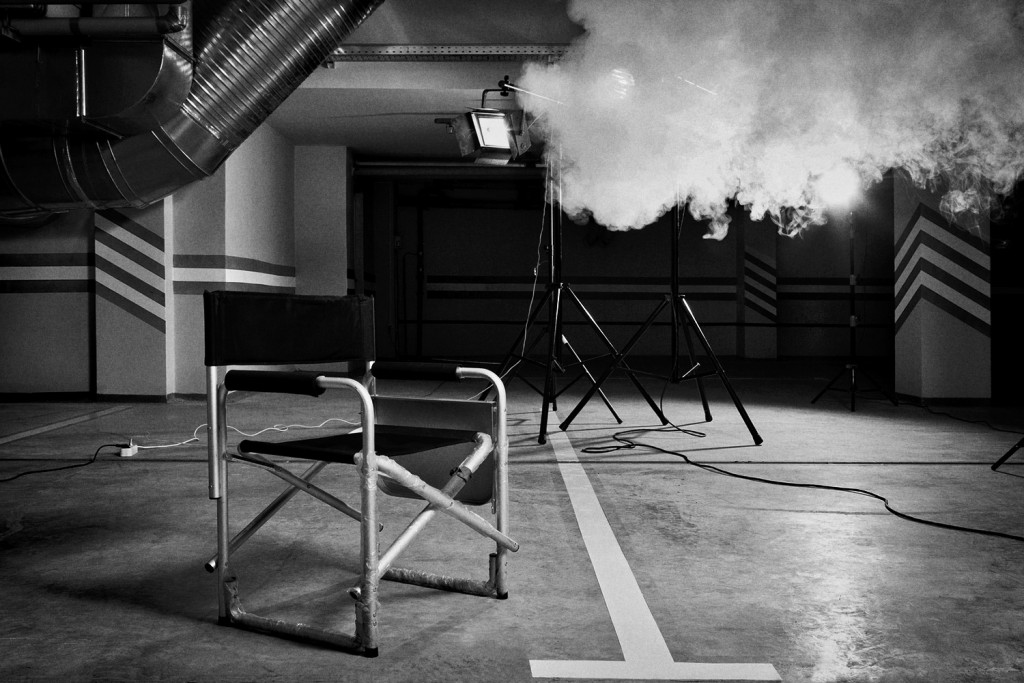 Plateau de shooting avec chaise de réalisateur et projecteur dans le parking